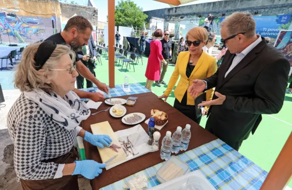 Lanski junijski obisk Aleksandre Pivec pri Danilu Markočiču v Izoli 
se je sprevrgel v veliko afero.