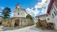 Leta 1660 so kriški meščani s pomočjo grofov Attems  v zahodnem 
delu naselja postavili današnjo župnijsko cerkev povišanja sv. 
Križa. 