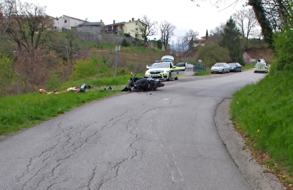 Mladoletnega motorista je zaradi neprilagojene hitrosti v ovinku 
zaneslo na nasprotno vozišče.