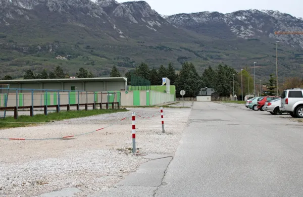 V ajdovski občini je  39 kilometrov nekategoriziranih cest, po 
katerih poteka javni promet. 