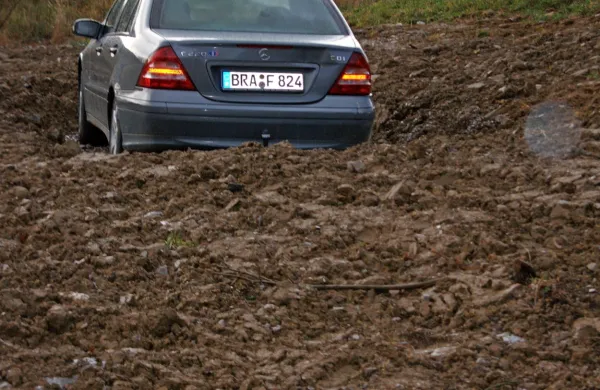 Voznik in njegov sopotnik sta v mercedesu, ki je še  dobra dva meseca 
po njuni aretaciji vabil poglede, peljala devet turških državljanov.
