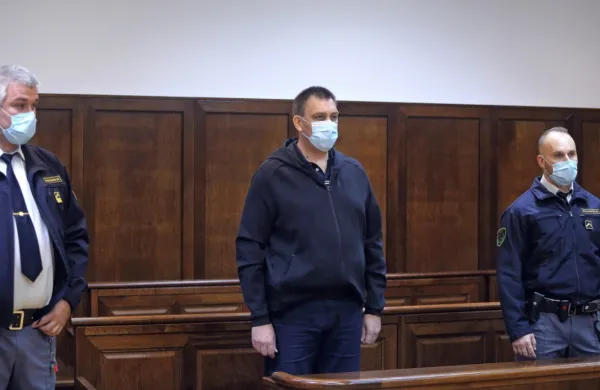 Beno Krajšek (med pravosodnima policistoma) na razglasitvi 
sodbe novembra lani