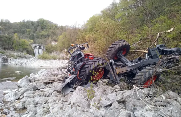 Zaradi težko dostopnega terena kose poškodovanega traktorja še 
odstranjujejo.