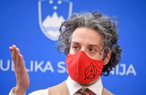 Mario Fafangel je izstopil iz vladne svetovalne skupine, saj ne želi 
več dajati legitimnosti nesmiselnim odločitvam.