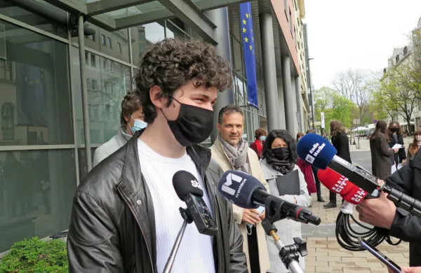 Mariborska okrajna sodnica je ustavila prekrškovni postopek 
zoper dijaka Matica, ki je februarja sodeloval na mirnem protestu, 
s katerim so dijaki zahtevali vrnitev v šolske klopi.