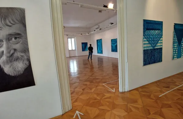 Logarjeve slike iz cikla   Intermezzozoik so koprsko galerijo Loža obarvale v modro. Na ogled še ta teden.  