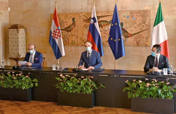 Zunanji ministri Hrvaške,  Slovenije  in Italije  (z leve) Gordan Grlić 
Radman, Anže Logar in Luigi Di Maio so  podpisali skupno izjavo o 
tristranskem sodelovanju v severnem Jadranskem morju. 