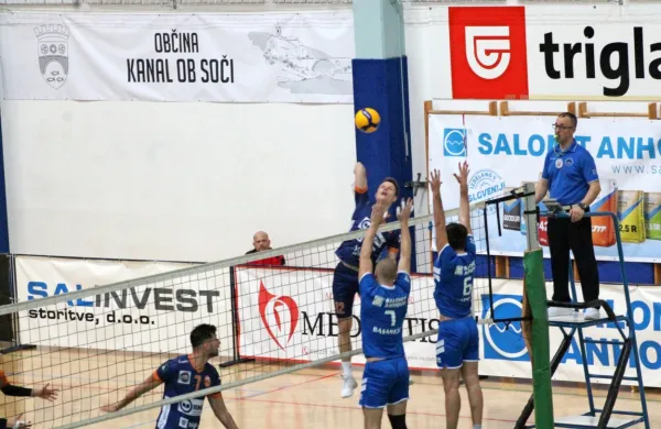 Kanalec Jure Okroglič v napadu v dresu AC Volleyja.