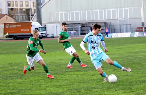 Olimpija (v zeleno-beli opravi) potrjuje prvo mesto, medtem ko je 
današnja tekma  za Gorico ena zadnjih priložnosti v boju za 
obstanek.