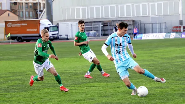 Olimpija (v zeleno-beli opravi) potrjuje prvo mesto, medtem ko je 
današnja tekma  za Gorico ena zadnjih priložnosti v boju za 
obstanek.