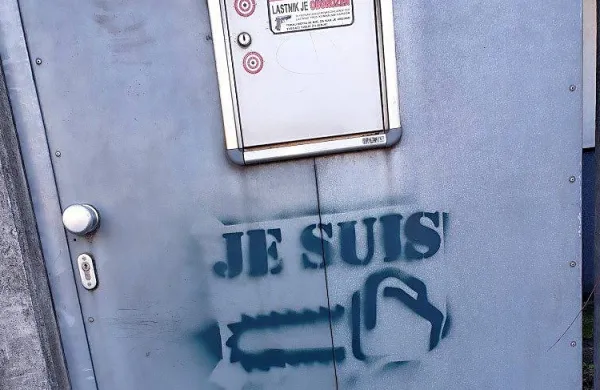 Na vratih hiše predsednika SNS Zmaga Jelinčiča se je  pojavil grafit 
z napisom 