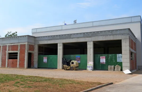 Prizidek k gasilskemu domu v Materiji je bil ena od štirih velikih 
investicij v občini v letu 2019, zaradi katerih je bila občina pogosto 
nelikvidna.