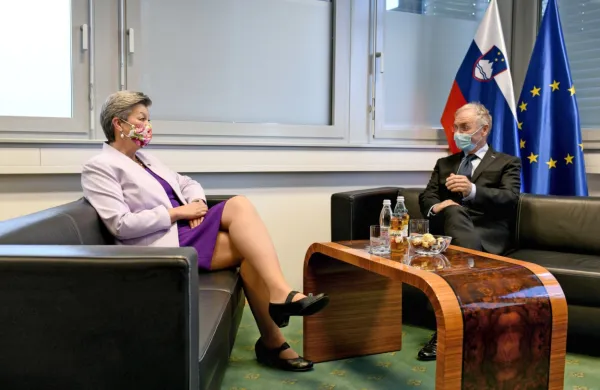 Ylva Johansson in Aleš Hojs med današnjim pogovorom. Njegovo 
težišče je bilo na varnostnih vprašanjih, povezanih z ilegalnimi 
migracijami. 