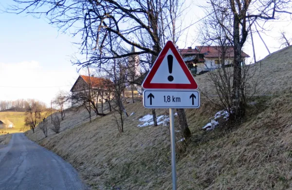 V Zavratcu, v katerem so ob lokalno cesto, podobno kot po vsej 
občini Idrija, namestili več prometnih znakov s klicajem, so 
predlagali preimenovanje občine Idrija v Splošno nevarnost.