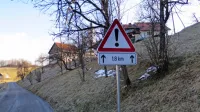 V Zavratcu, v katerem so ob lokalno cesto, podobno kot po vsej 
občini Idrija, namestili več prometnih znakov s klicajem, so 
predlagali preimenovanje občine Idrija v Splošno nevarnost.