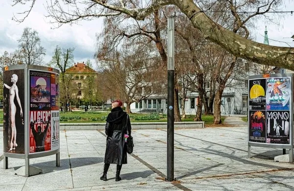 Koncertni plakati, avtorska dela, vabijo k obujanju spominov in podpori odrskim delavcem.
