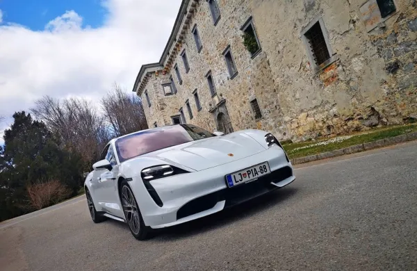Cena prvega servisnega pregleda pri 30.000 kilometrih znaša 800 
evrov. Za primerjavo, prvi redni servis za 911 carrero je za 
približno  50 evrov dražji.