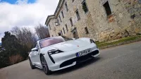 Cena prvega servisnega pregleda pri 30.000 kilometrih znaša 800 
evrov. Za primerjavo, prvi redni servis za 911 carrero je za 
približno  50 evrov dražji.