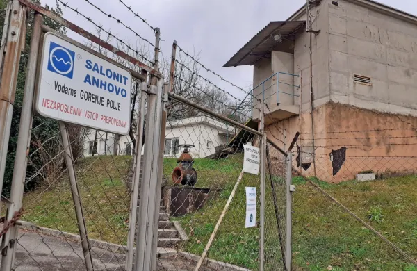 Salonit je po mnenju Civilne iniciative Danes! nezakonito pridobil 
vodno dovoljenje.