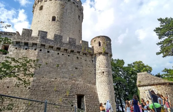 V toplih mesecih grad privabi veliko obiskovalcev in   upati je, da bo tako tudi letos.