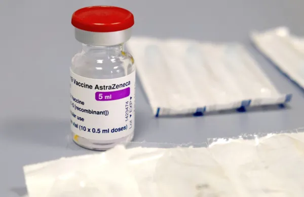 V prvi študiji so ugotovili, da je pri cepljenih s prvim odmerkom 
AstraZenecinega ali Pfizerjevega cepiva verjetnost za okužbo 65 
odstotkov manjša.