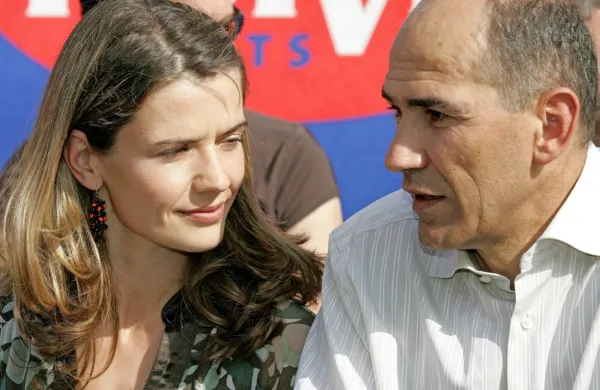 V celjski bolnišnici so časniku Večer potrdili novico, da so danes 
zjutraj prejeli pismo neznanca, v kateri ta ženi predsednika vlade 
Janeza Janše Urški Bačovnik Janša in njunima otrokoma grozi s 
smrtjo.