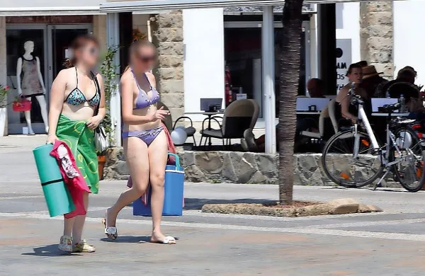Takole sta se pred kakšnim letom   s   kopališča na koprske ulice 
podali  dve kopalki. Prizor bi lahko  preslikali na izolsko Sončno 
nabrežje, Lonko, osrednje mestne ulice  in celo v Livade.