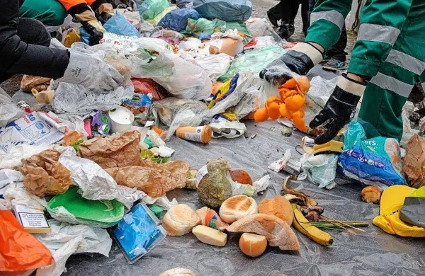 Samo v Sloveniji na letni ravni zavržemo približno 140.000 ton 
hrane, od tega več kot polovico v gospodinjstvih. 