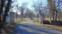 Lipiška obvoznica bi na tem mestu, pred lipiškimi vrati iz sežanske smeri in drevoredom, zavila levo proti Škibinom.  