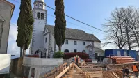 Po mnenju zavoda za varstvo kulturne dediščine je nov betonski 
zid (nad podpornim zidom) pred cerkvijo dovolj oblikovno diskreten in nevpadljiv.