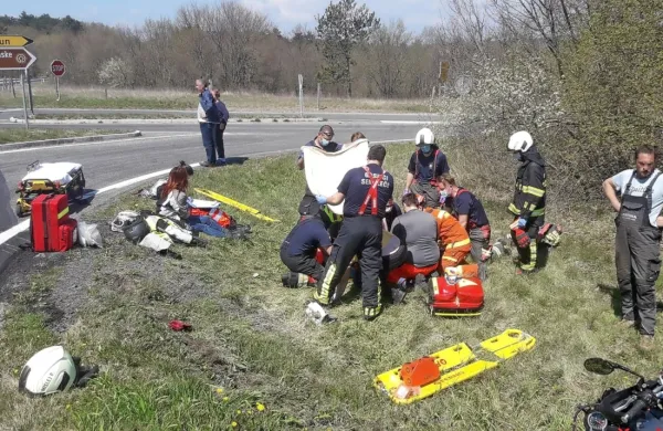 Na regionalni cesti Divača-Kozina,, na križišču za Matavun, se je 
zgodila  prometna nesreča, v kateri sta bila udeležena motorist s 
sopotnico in voznik avtomobila. 