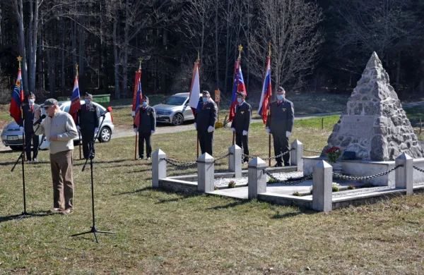 Ob slovesnosti so prebrali spomenico, ki poziva k spoštovanju 
vrednot upora. 