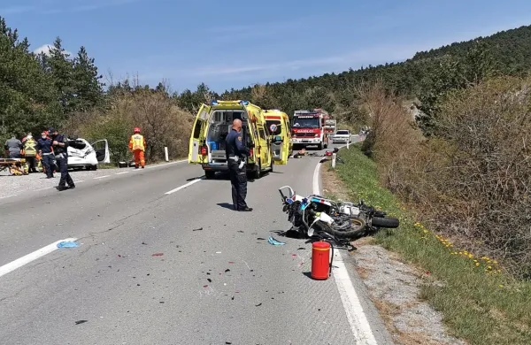 Na regionalni cesti med Divačo in Senožečami se je dopoldne 
zgodila  hujša prometna nesreča, v kateri je umrl motorist, 
sopotnica je huje poškodovana.