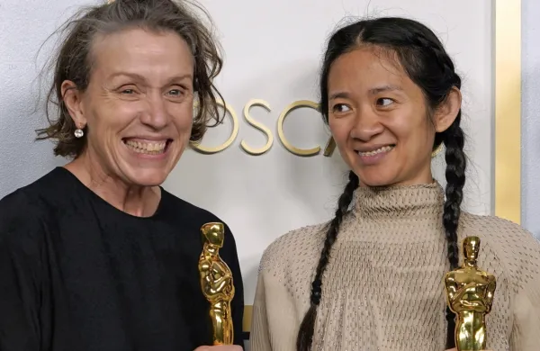 Frances McDormand (levo) in Chloe Zhao