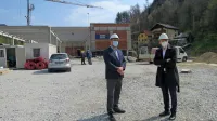 Generalni direktor Spar Slovenija David Kovačič (desno) in župan 
občine Cerkno Gašper Uršič sta  po ogledu gradbišča novega 
trgovskega centra napovedala otvoritev 19. avgusta..