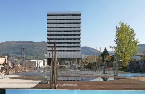 Priprave na gradnjo tretje stolpnice so že stekle, kdaj bo začela 
Pinja rasti v nebo, pa bodo v družbi K.Tivoli povedali v maju.