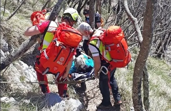 Pohodnico so najprej oskrbeli gorski reševalci z zdravniki, potem 
pa so jo s helikopterjem odpeljali v  bolnišnico.
