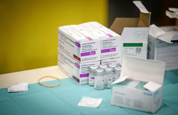 Evropska komisija je v petek zagnala pravni postopek proti družbi 
AstraZeneca zaradi kršenja dogovora o nakupu cepiva proti 
covidu-19.