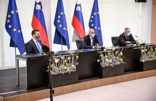 V Civilni iniciativi Prebudimo Slovenijo izrekajo podporo sedanji 
koaliciji in vladi, saj ocenjujejo, da dela učinkovito in državotvorno.