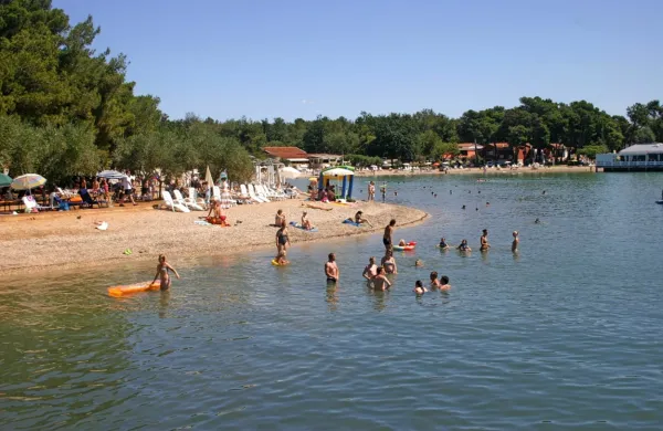 V približno 30 hrvaških mestih bodo s 1. majem znižali turistične 
takse.