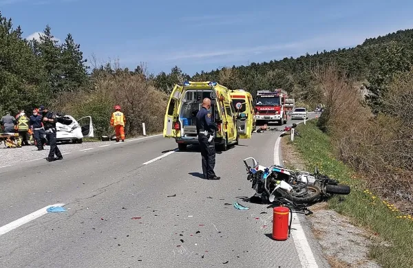 Nesrečni motorist je obležal v travi pod cesto, kakih deset metrov 
od motorja. 