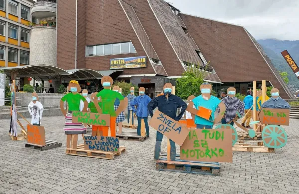 Tolmince je na današnje praznično jutro v centru mesta presenetila barvita inštalacija oblečenih kartonastih lutk,  ki  z zgovornimi napisi opozarja na covid in tudi  druge zagate današnjega 
časa.