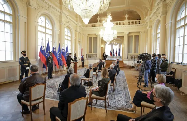 Predsednik republike Borut Pahor je v današnjem nagovoru 
državljanom ob državnem prazniku, dnevu upora proti okupatorju 
pozval k sožitju in medsebojnemu spoštovanju. 
