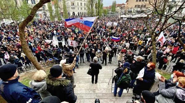 Ob današnjem dnevu upora proti okupatorju se je na ljubljanskem 
Prešernovem trgu zbrala množica ljudi, ki so se odzvali pozivom, 
da izrazijo nasprotovanje zanje spornim ravnanjem oblasti.