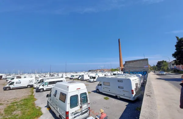 Pogled na parkirišče Argo minulo  nedeljo: s tem ko avtodomarji na plan povlečejo  mize s stoli in ležalnike, zasedajo dodatne parkirne 
površine. 