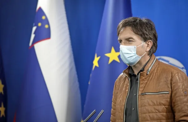 Direktor Univerzitetne klinike za pljučne bolezni in alergijo Golnik 
Aleš Rozman