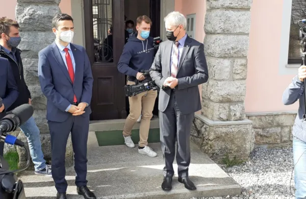 Minister Matej Tonin in župan  Robert Smrdelj sta podpisala 
pogodbo o sofinanciranju investicij v lokalno infrastrukturo za leti 
2021 in 2022, z denarjem pa bo občina obnovila cesto Parje-Jurišče.