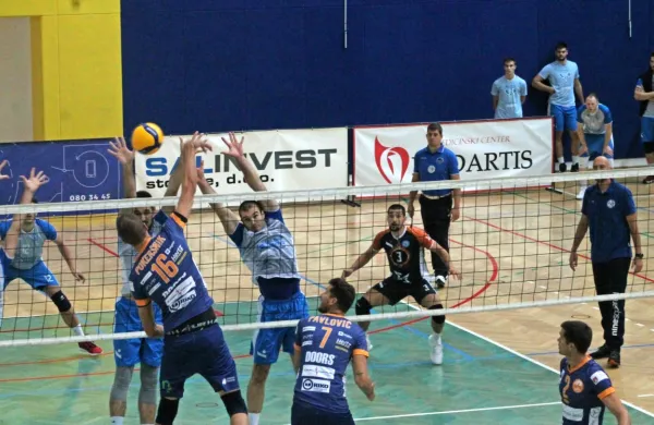 Proti ACH Volleyju (v modri opravi) bo imel danes kanalski bloker 
Veljko Boharev (desni v bloku) veliko dela.