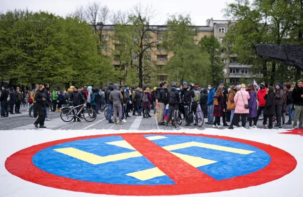 Po ocenah policije se je v torek popoldne v Ljubljani na neprijavljenem shodu zbralo okoli 10.000 protestnikov. 