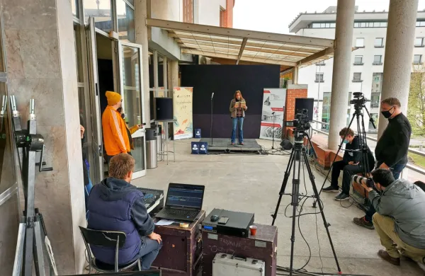 Gledališka igralka Medea Novak in reper Smaal Tokk(levo)  sta med 
drugimi nastopila na improviziranem odru na balkonu SNG Nova 
Gorica, kjer so se včeraj v boju za kulturo zbrali pet pred 
dvanajsto.   